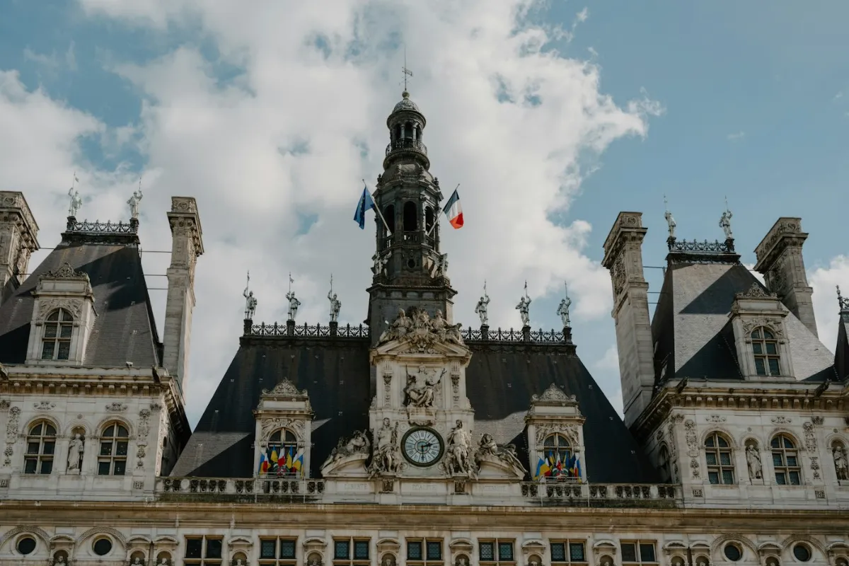 Bâtiment public historique avec horloge