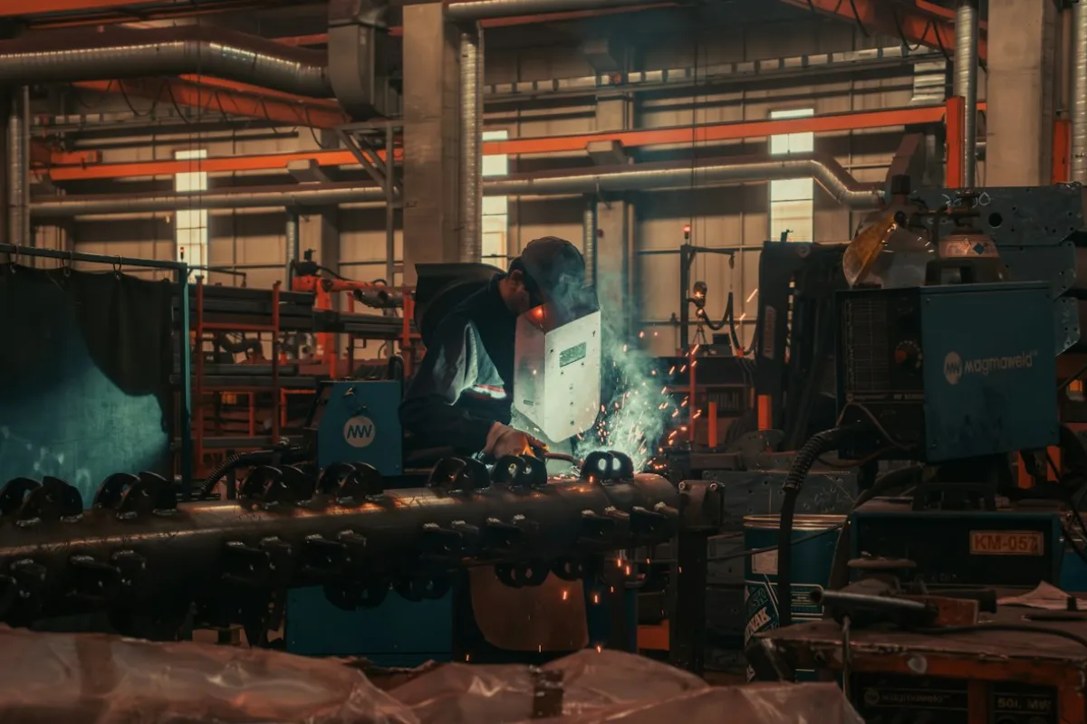 Technicien au travail sur une machine industrielle
