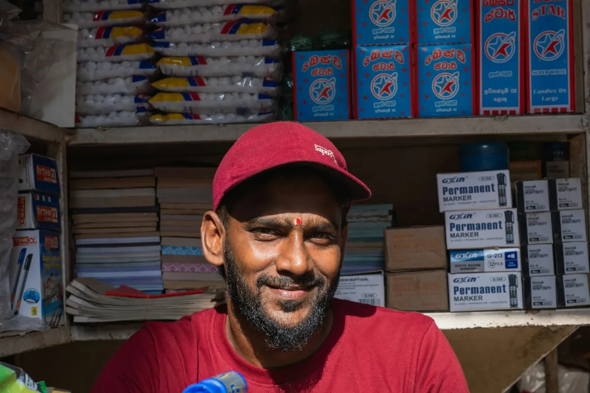 Commerçant souriant derrière le comptoir de sa boutique