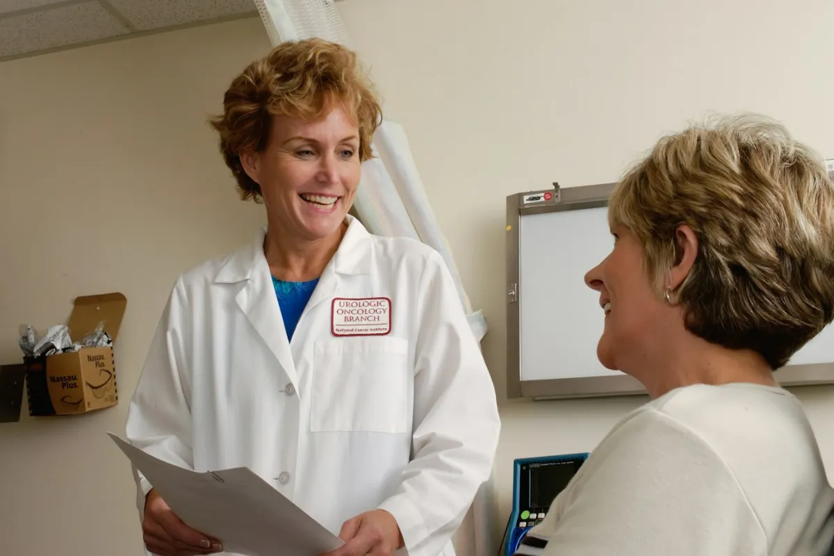 Médecin en consultation avec une patiente