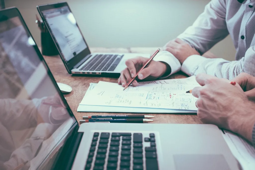 Combien de temps pour voir des résultats en SEO et en GEO ? Le calendrier réaliste